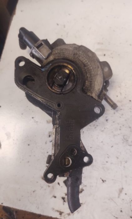 Pompa vacum volkswagen passat b6 1.9 tdi 038145215