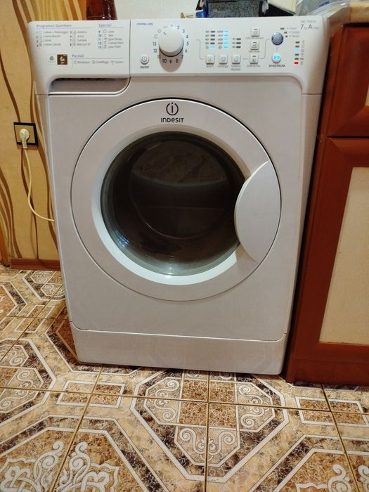 Продавам пералня Indesit  работи но източва водата това и е проблема