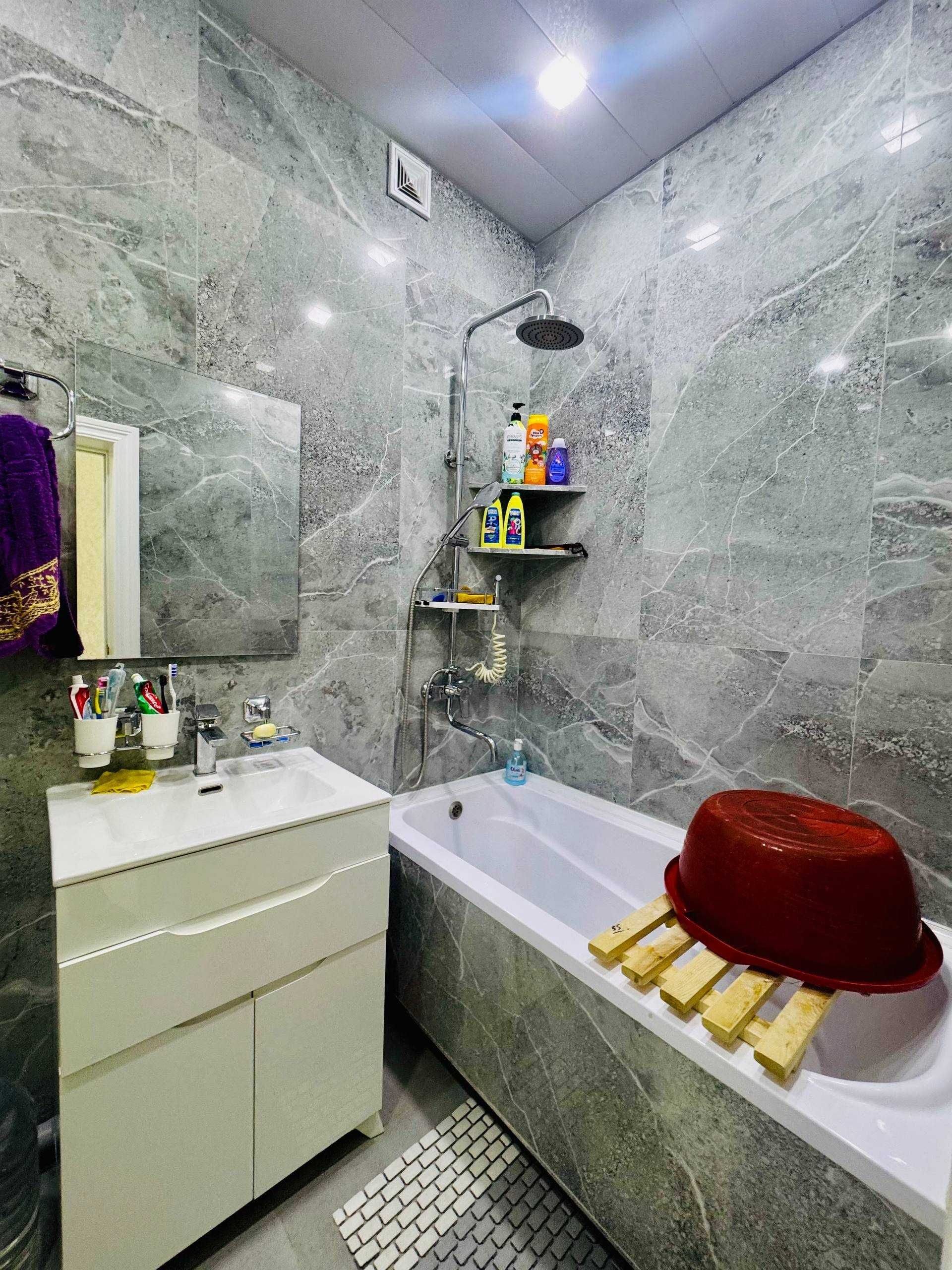 Buxoroda kvartira sotiladi 3 xonali 85m2 3-qavat.