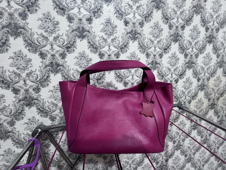 Кожаная сумка сочно розового цвета