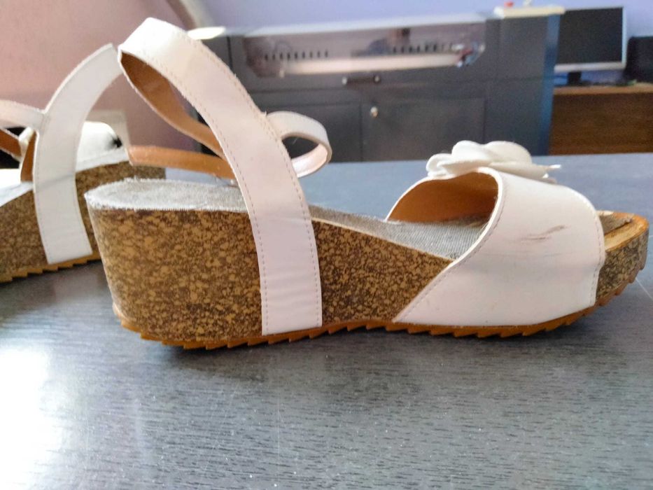 Sandale cu talpă ortopedică