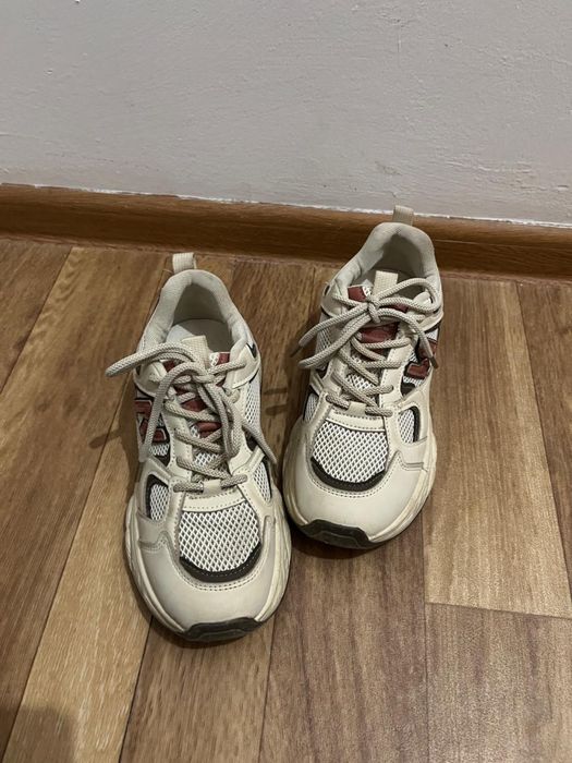 Кроссовки женские