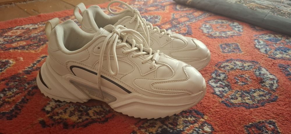 Айоллар ойок кийими сотилади