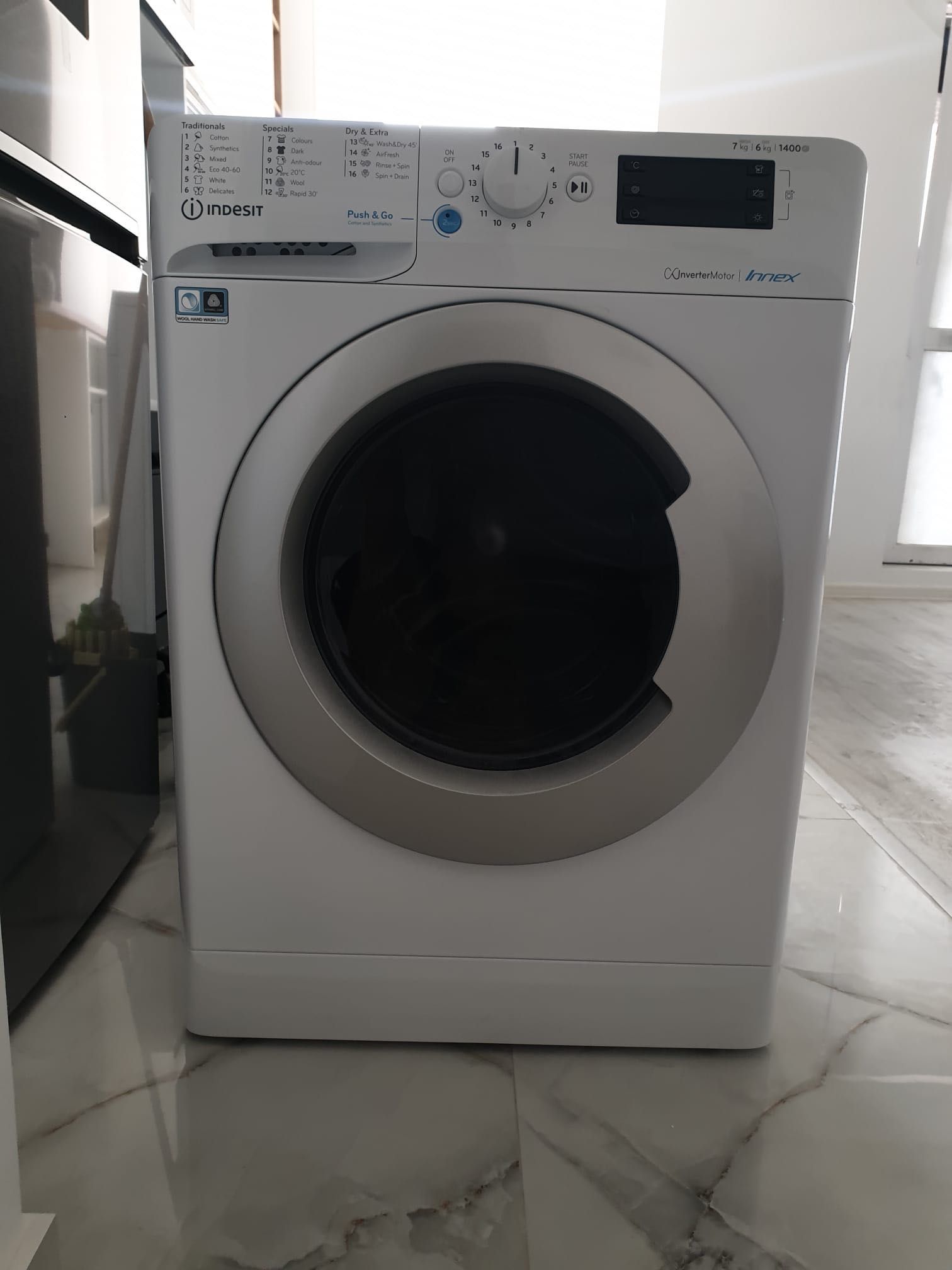 Masina de spalat rufe cu uscator Indesit INNEX