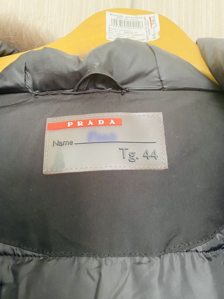 Продам женскую куртку Prada