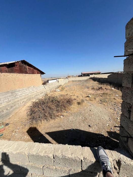 Ер сотилади .7.5 соток.Атрофи  девол билан уралган