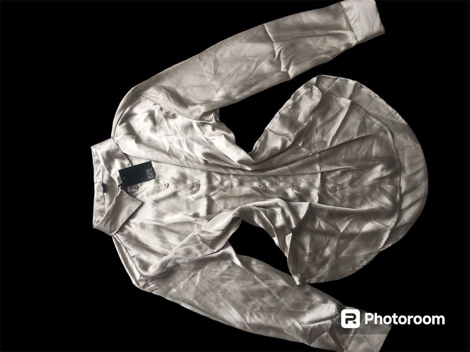 Cămasa nouă cu etichetă