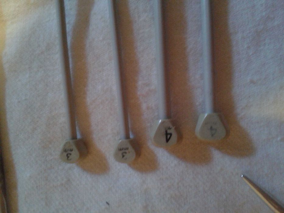 Две плетени дантелени покривки и плетен шал с бонус: куки за плетене.