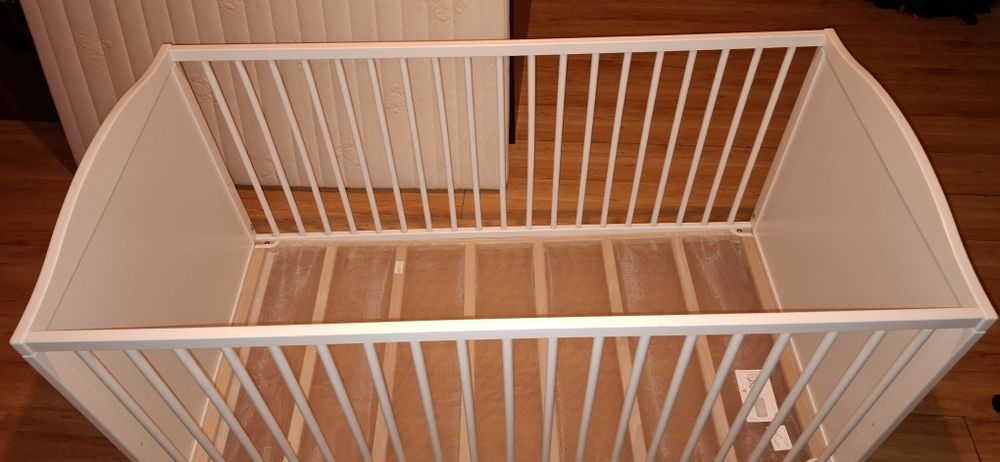 Pătuț din lemn alb,reglabil,140×70 cm+saltea aproape nouă!