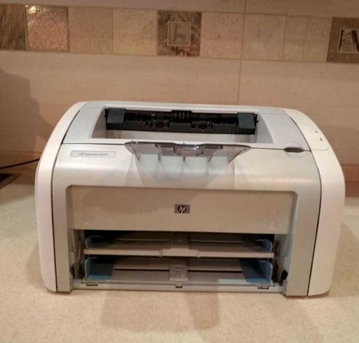 HP 1020 лазерный чернобелый принтер. Заправлен, печатает хорошо.