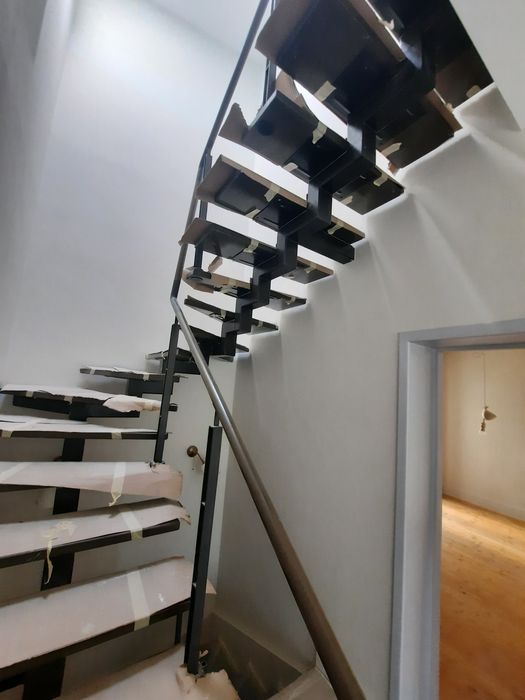 Scări metalice cu lemn masiv – design cu vang central, la comandă