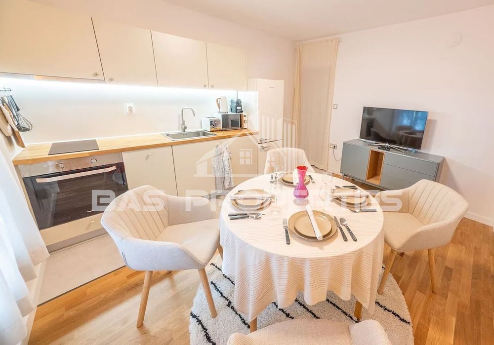 Дава се под наем Тристаен апартамент в София, Център - 96 кв.м за 750 € - Снимка #1