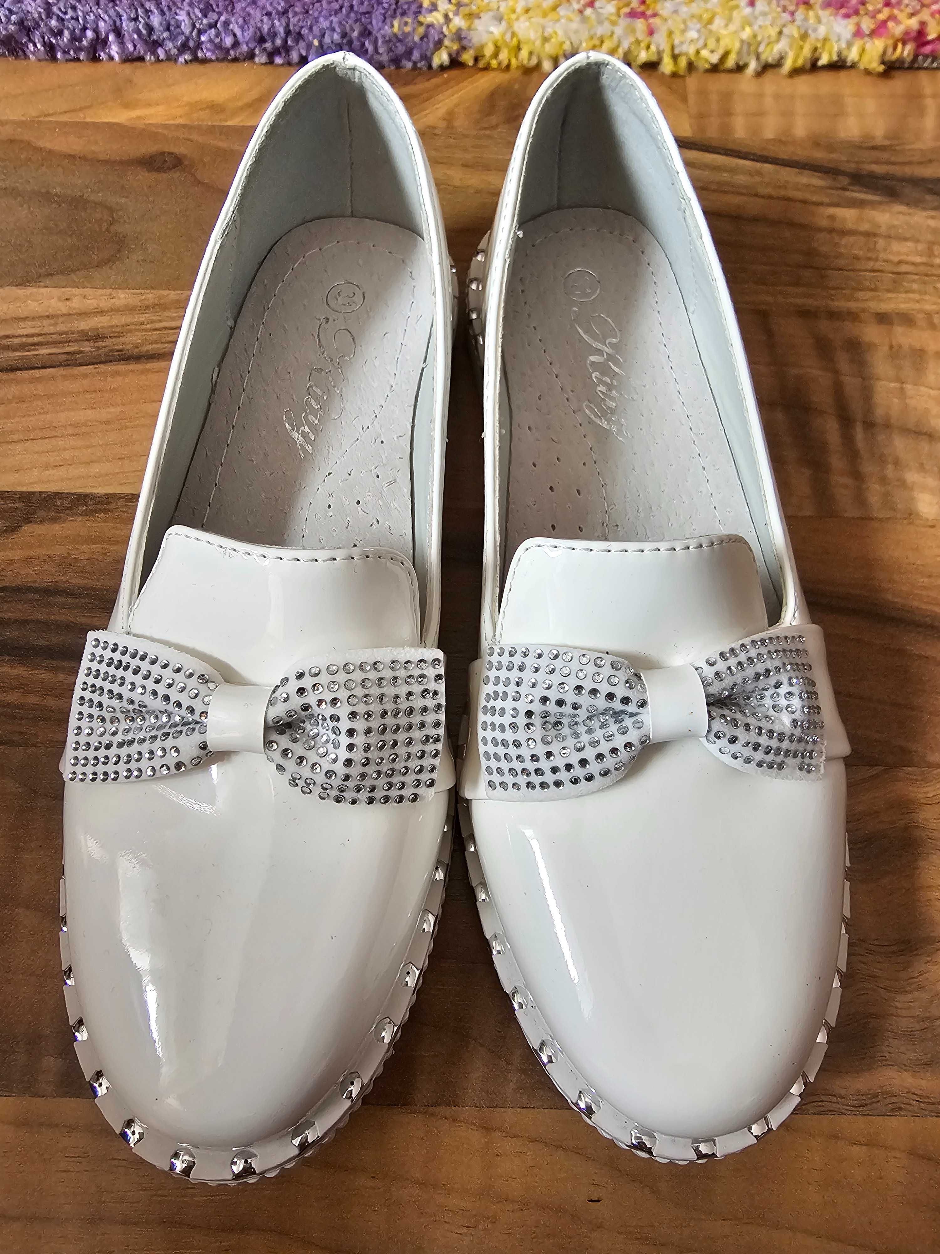 Pantofi albi de lac fetițe in stare perfecta mărimea 31