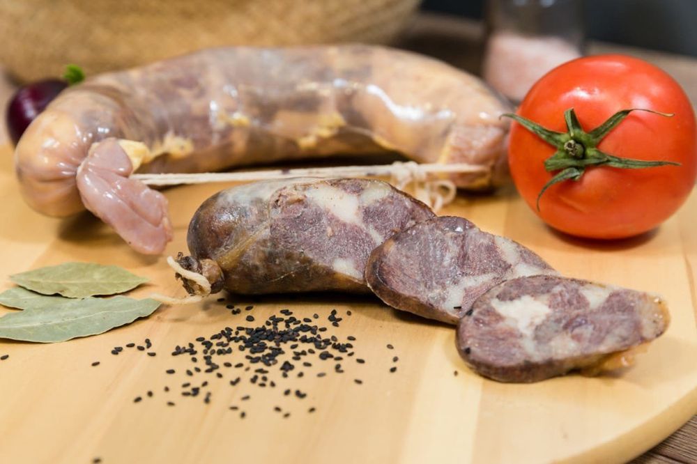 Үйінізге келіп қазы, шұжық жасаймыз. Делаем шужык, казы у вас дома