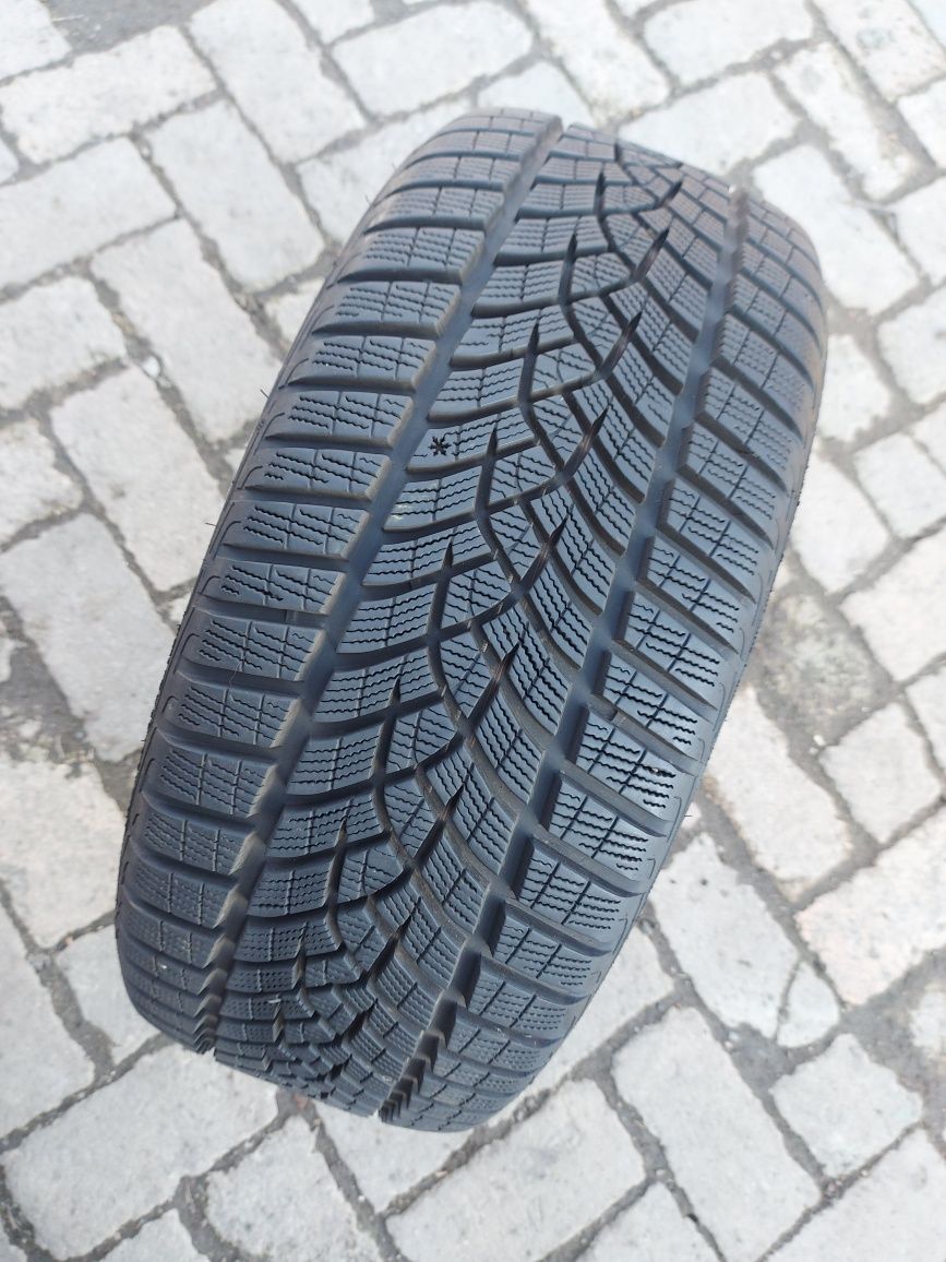 O bucată 235/45 R18 M+S iarnă - una Bridgestone Pirelli Semperit