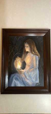 Жена със свещ на тъмен фон