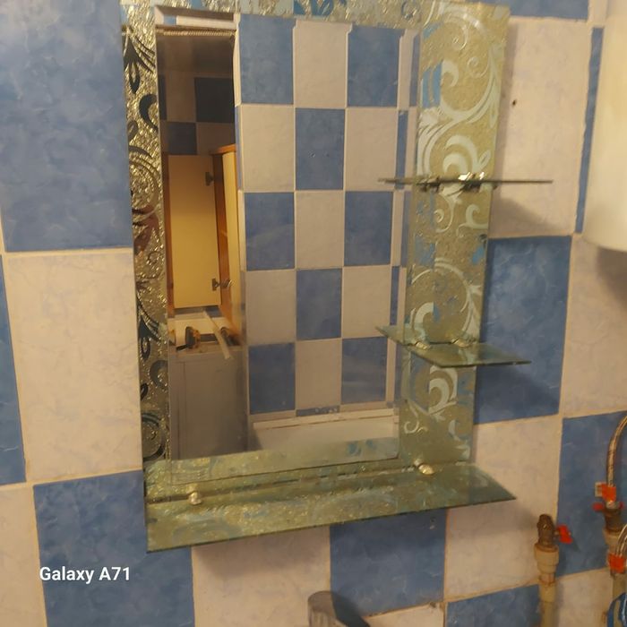 Зеркало в ванную комнату в нормальном состоянии без сколов