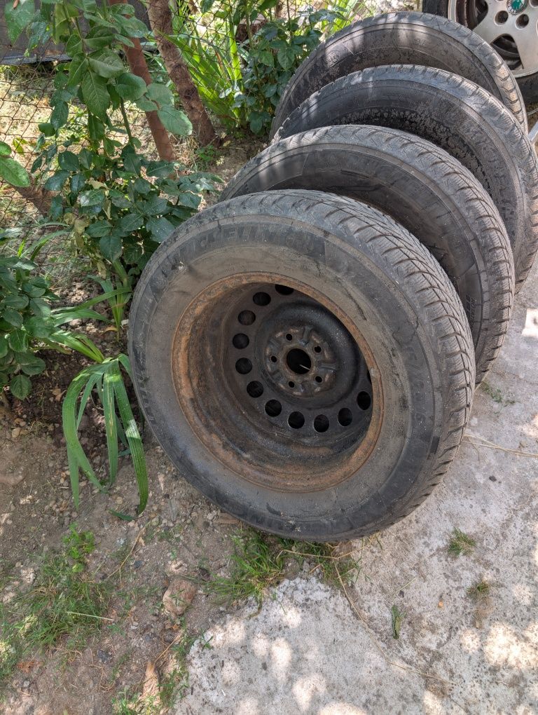 Vând set jante Toyota RAV4 2003 de tabla cu cauciucuri de iarnă