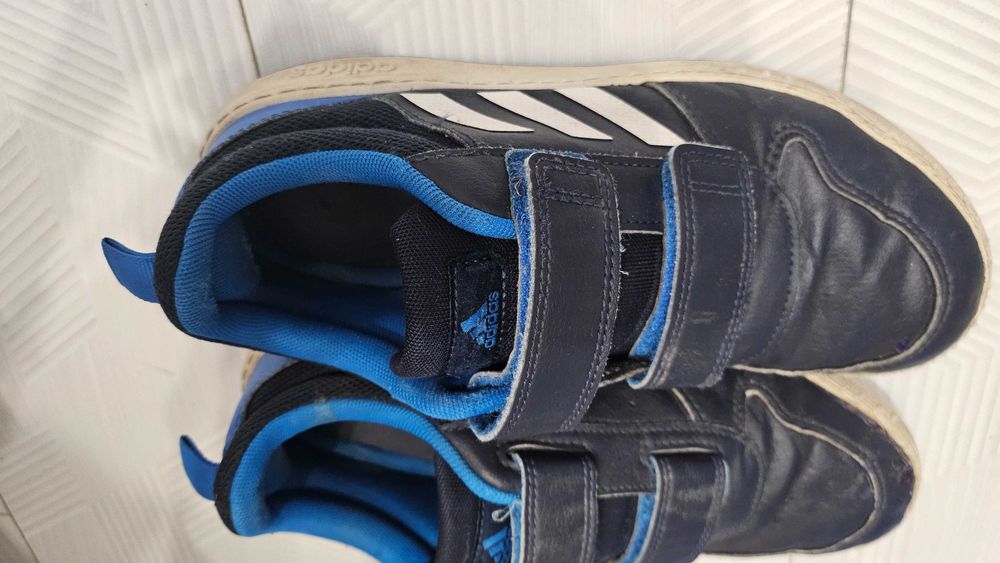 Маратонки Adidas за момче, 36 номер.
