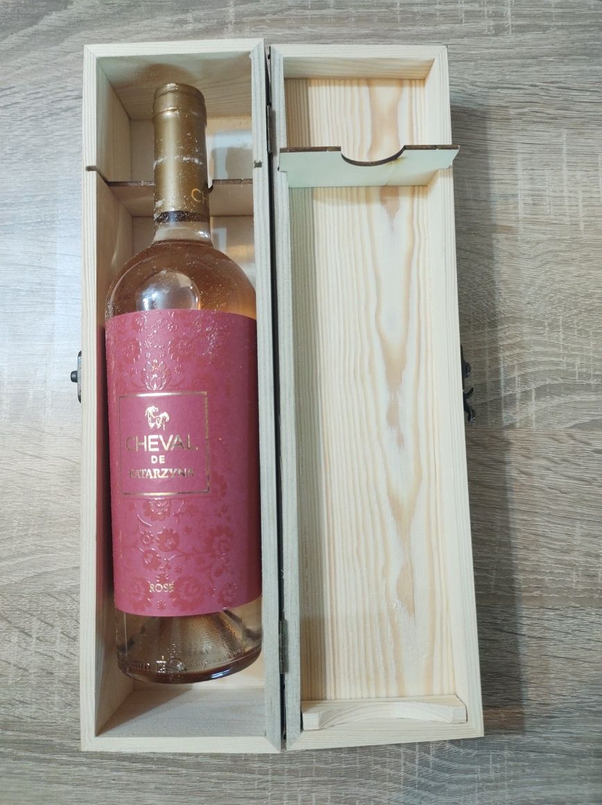 Дървена кутия за вино с подарък