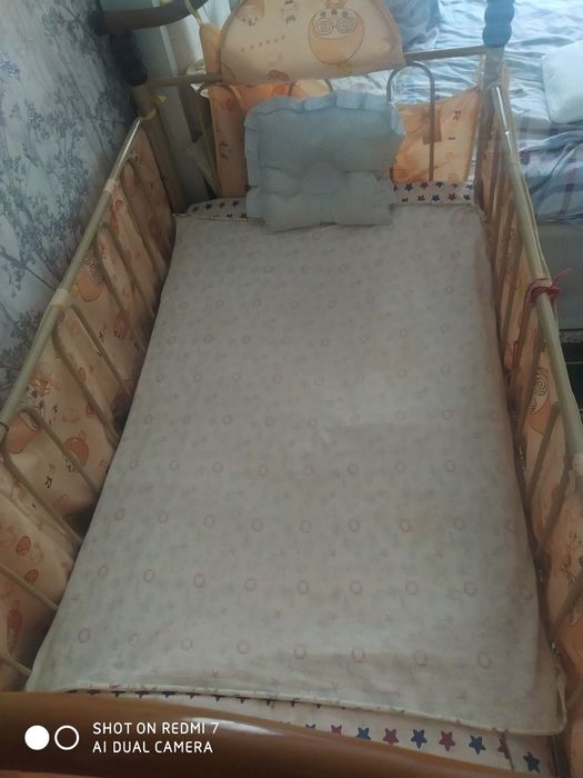 Детская кроватка с матрасом и подушкой