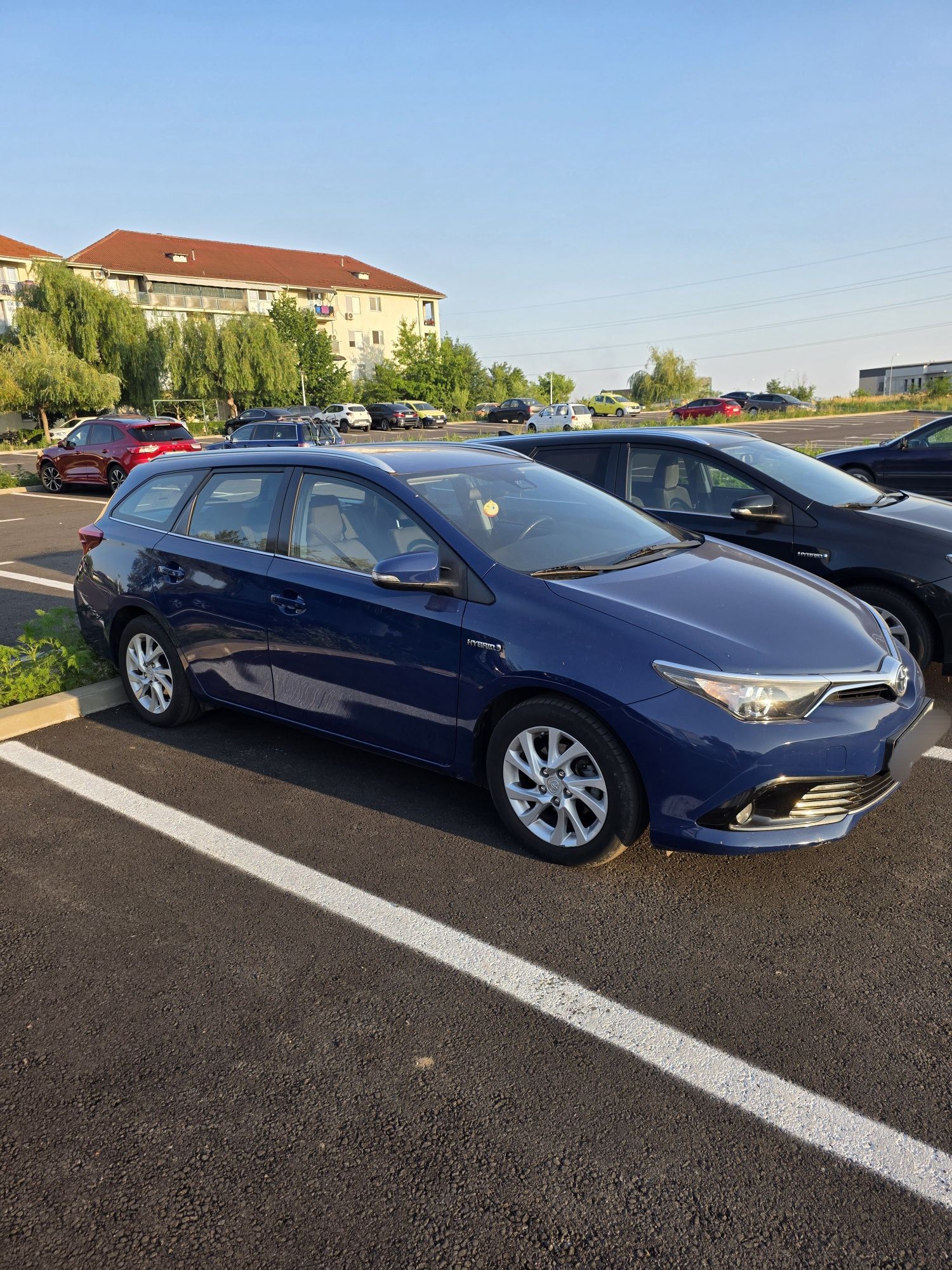 Inchiriez Toyota Auris HIBRID Bolt