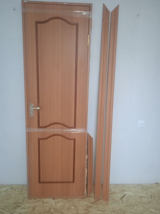 Дверь(2*0,6), коробка и наличники.Ручка,навесы и порожек в комплекте.