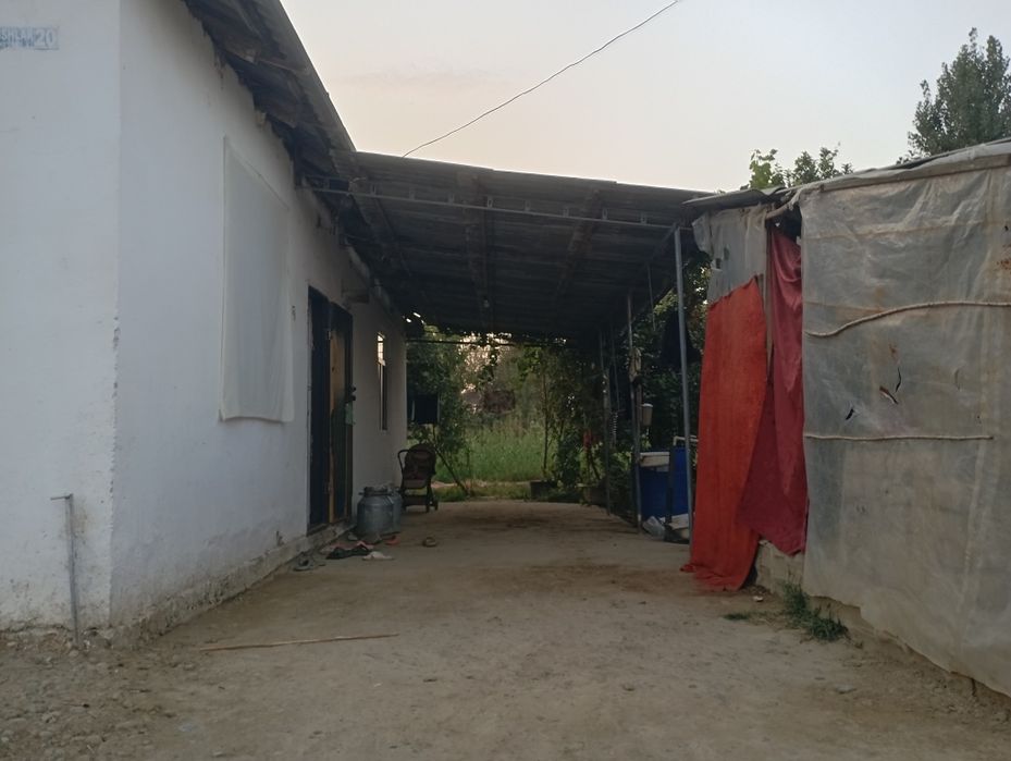 Uy sotiladi 15 sotix maktabga yaqinroq