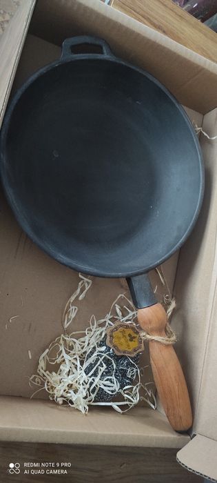 Чугунная сковорода и крышка от кастрюли.