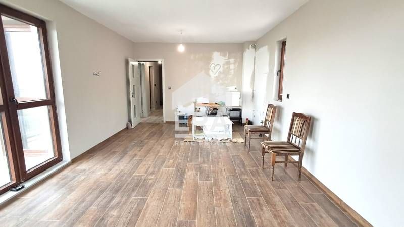 Тристаен, частично обзаведен апартамент за продажба, с морска панорама