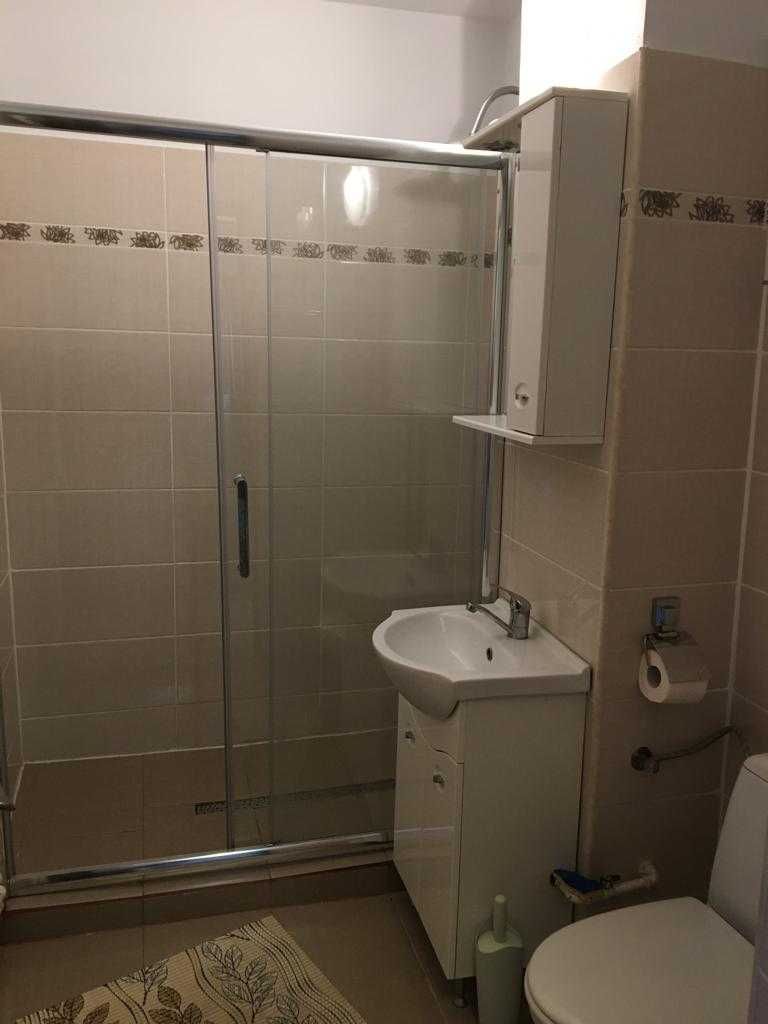 Închiriez apartament cu 2 camere