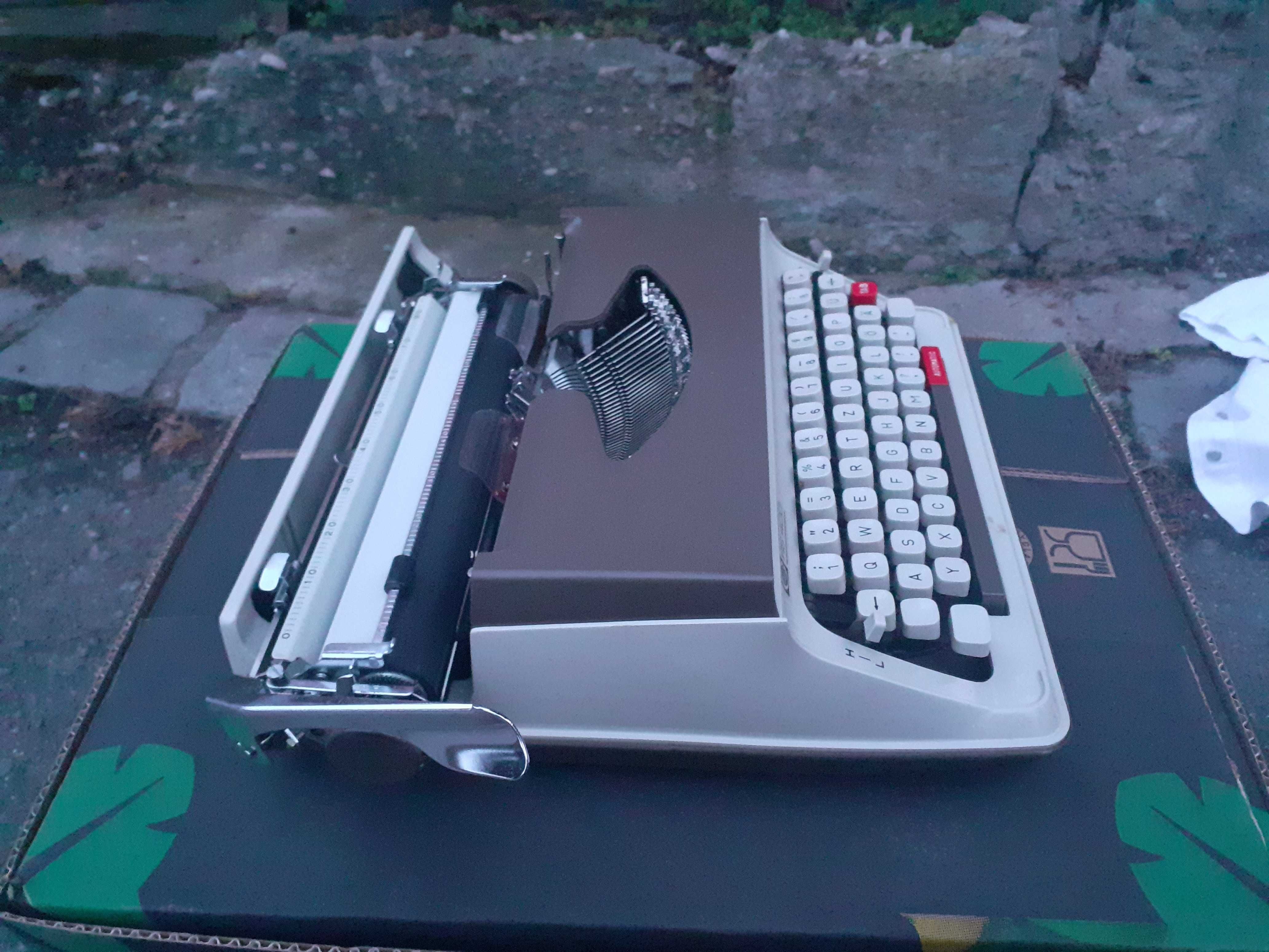 masina de scris veche portabila