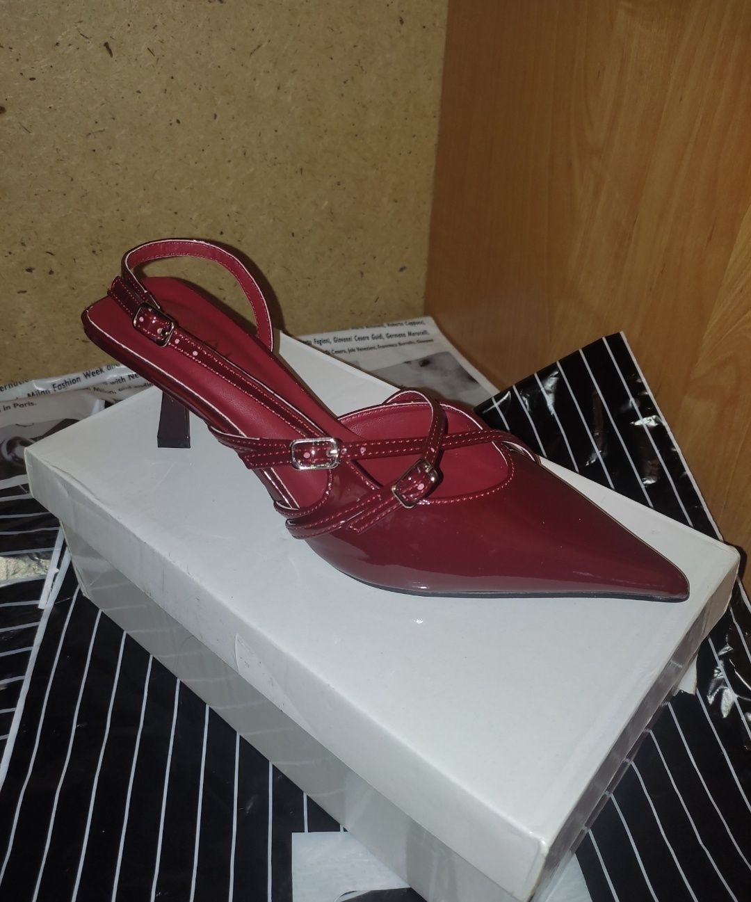 Продаю новые лакированные бордовые туфли в стиле Miu Miu