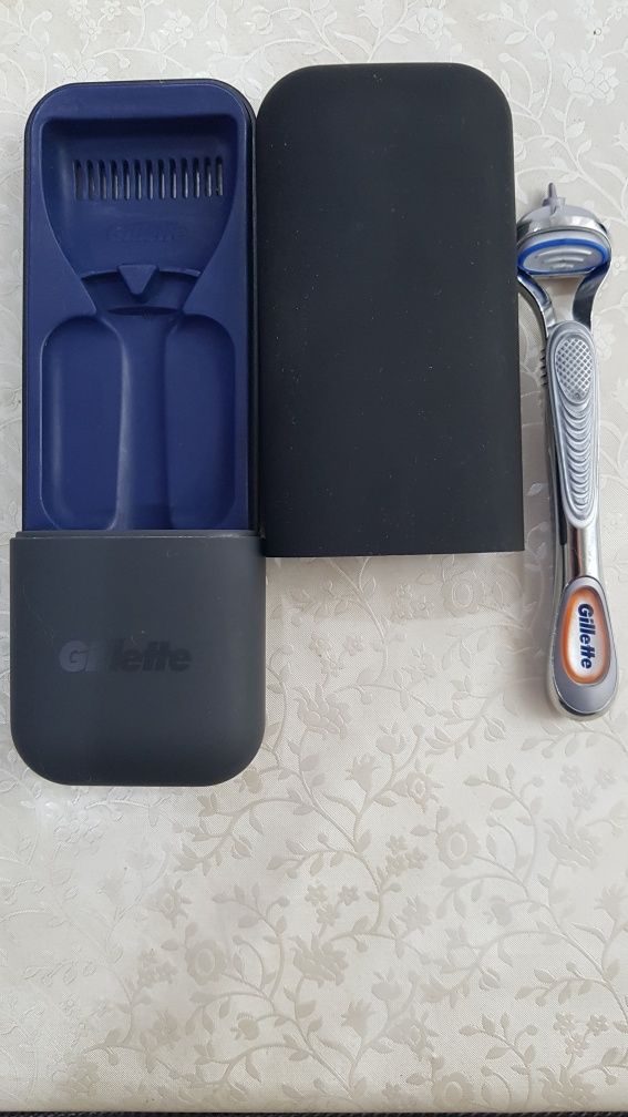 Cutie cu inchidere magnetica, etui Gillette + aparat Fusion nou