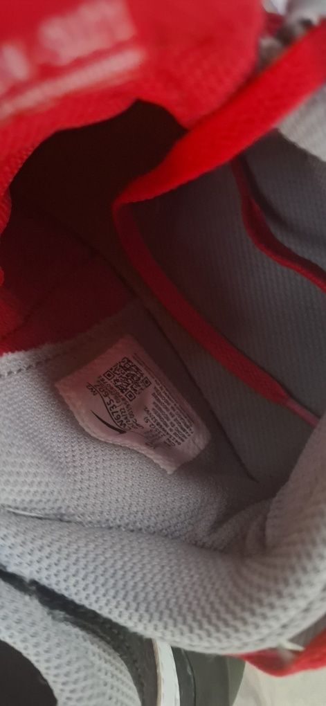 Продавам Nike hustle D