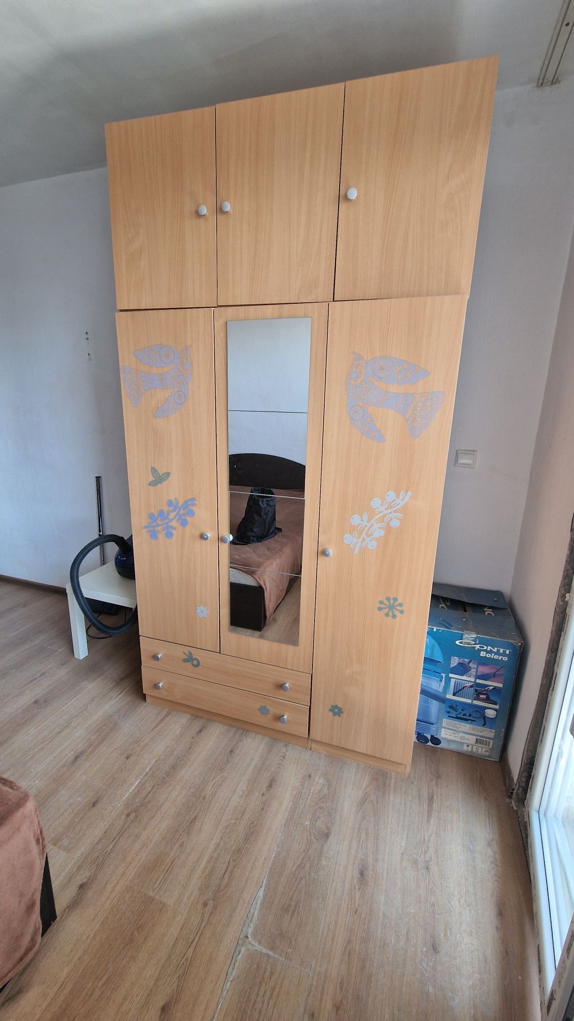 3крилен гардероб и холна секция