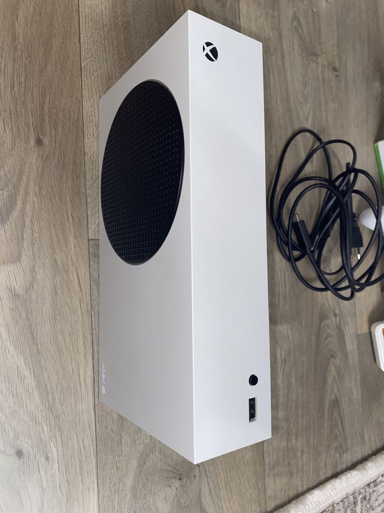 Xbox Series S (почти новая)