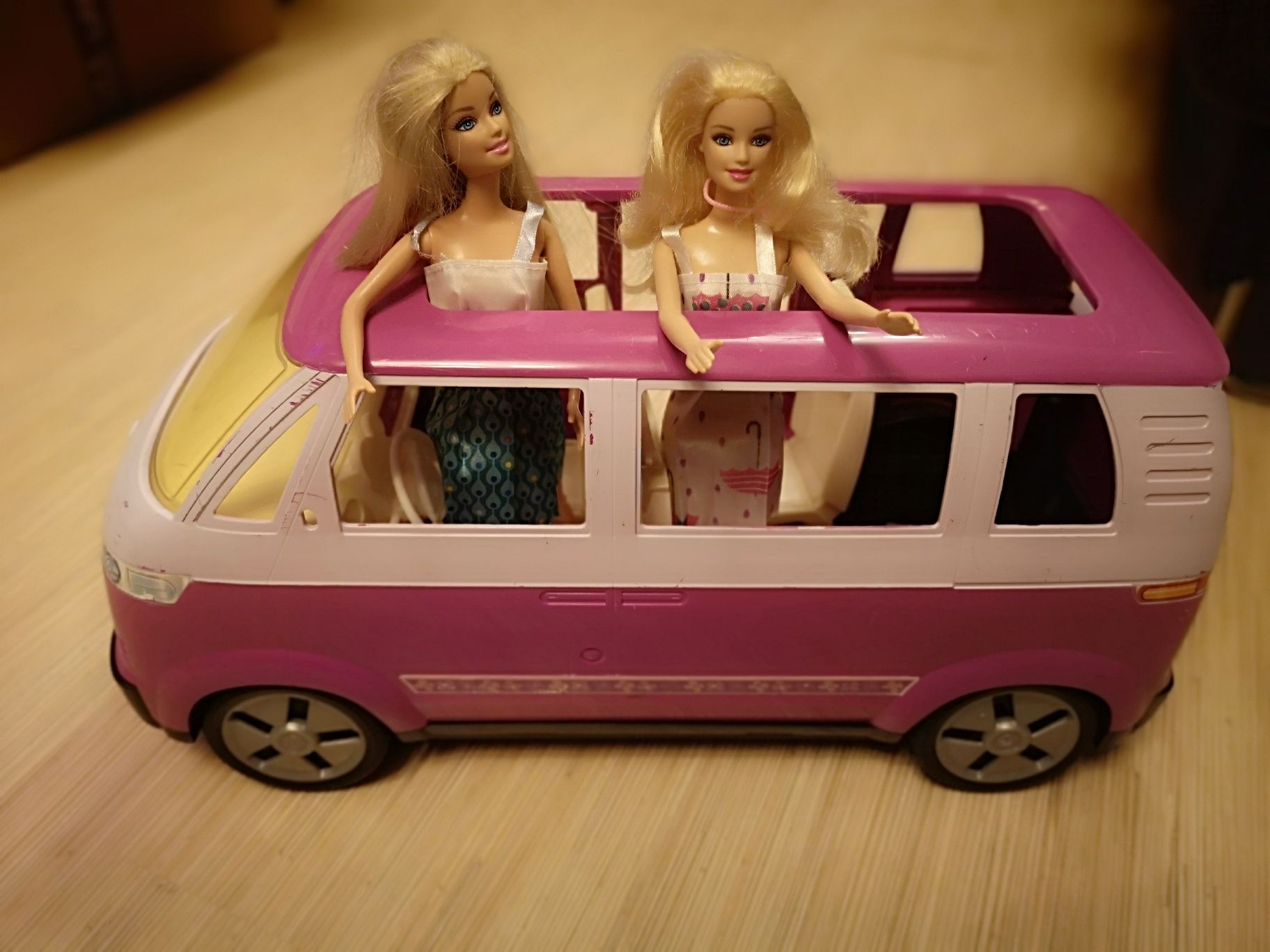Rulota / autobuz si 2 papusi Barbie, vintage, editie veche