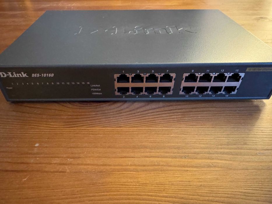 Продавам суич с 16 порта D-Link DES-1016D