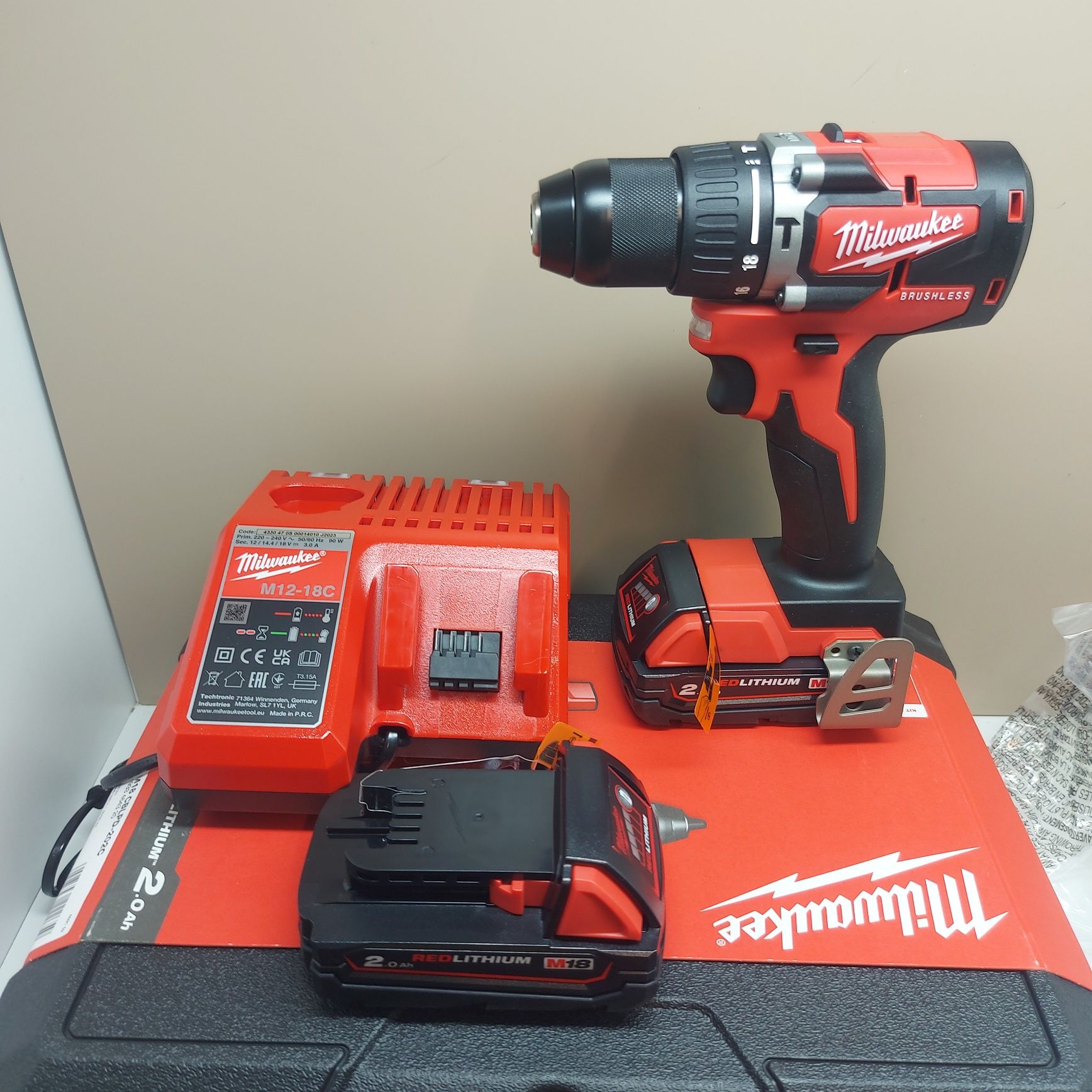 Нов безчетков винтоверт Milwaukee M18 CBLPD-202C