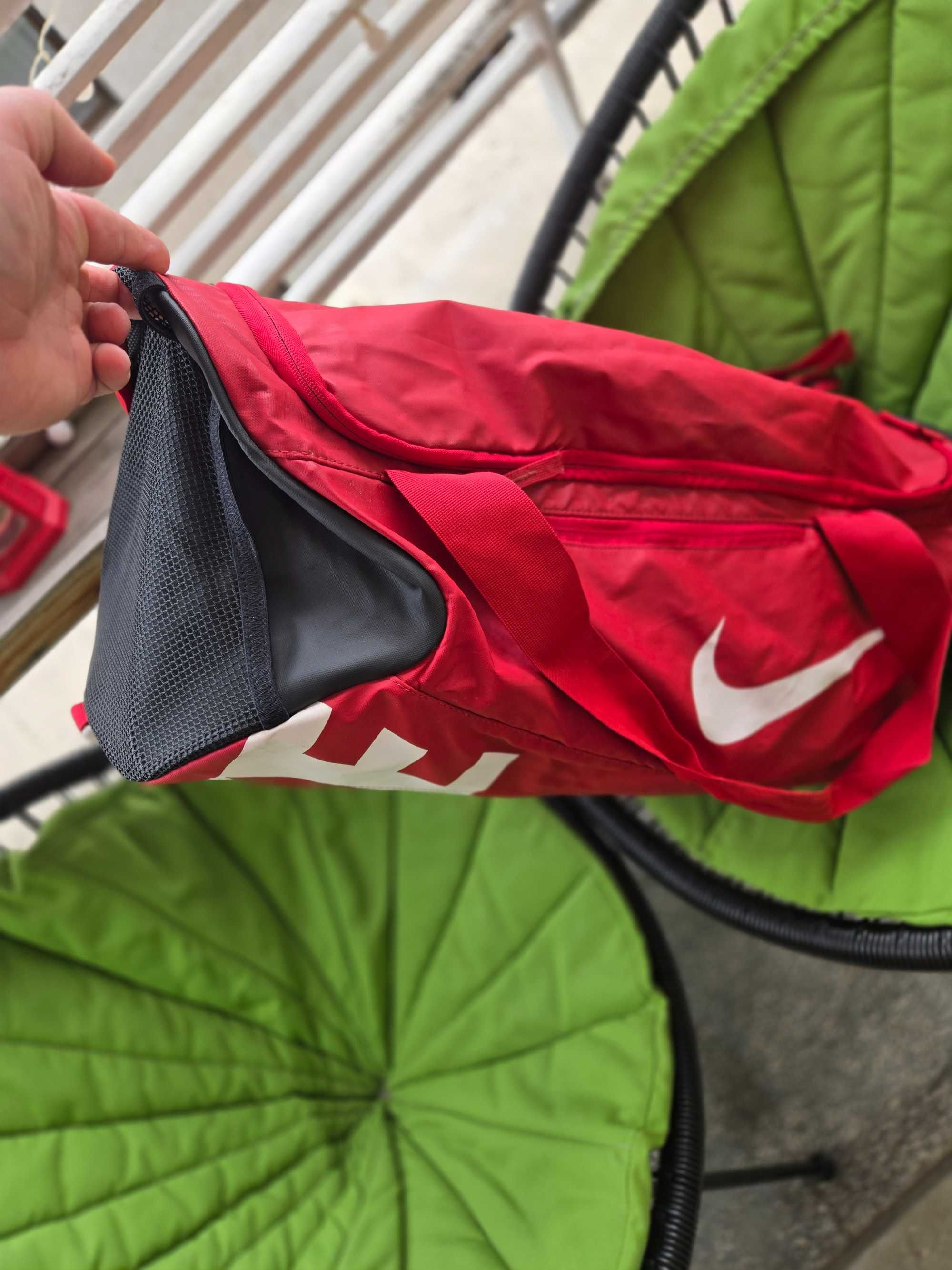 Geanta sala Nike rosie noua
