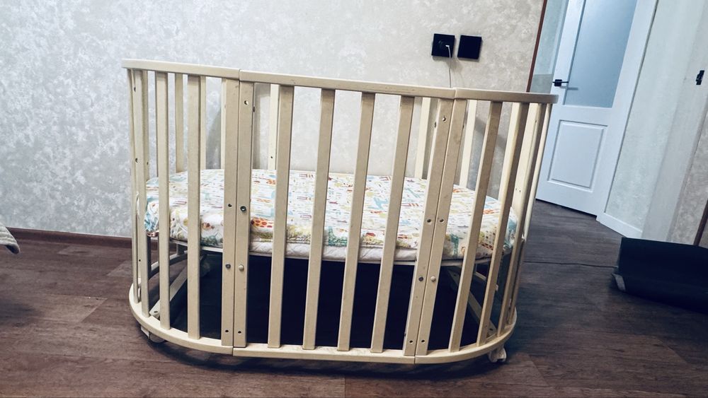 Продам детскую овальную кроватку трансформер.