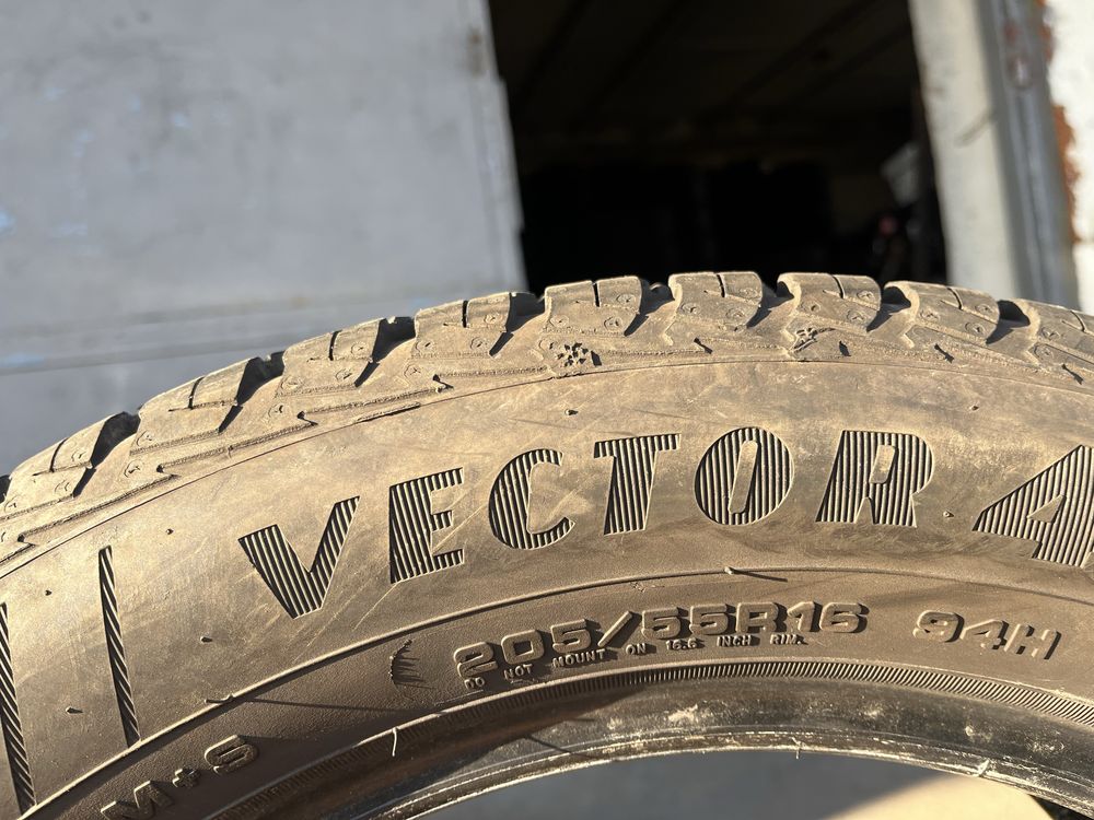 2 бр. всесезонни гуми 205/55/16 GoodYear 7 mm DOT 4717