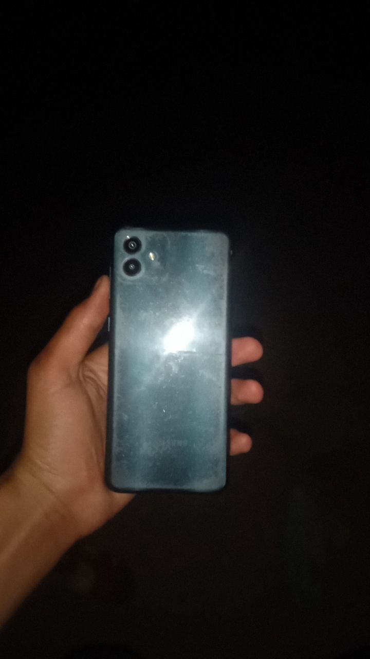 Samsung a 04 holati ideal tajida sal siniq bor