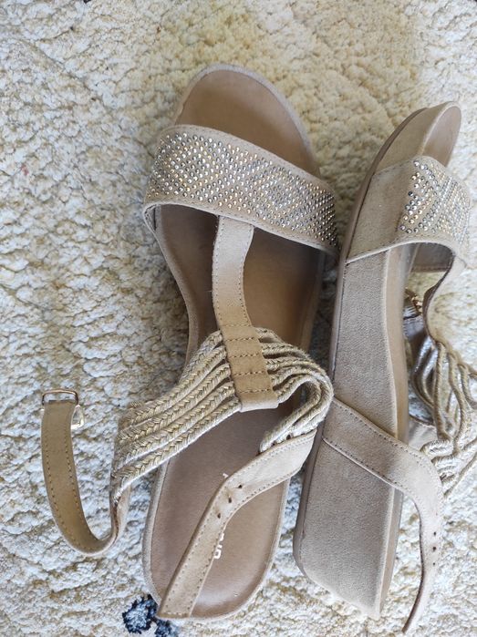 Sandale noi.Model plăcut.