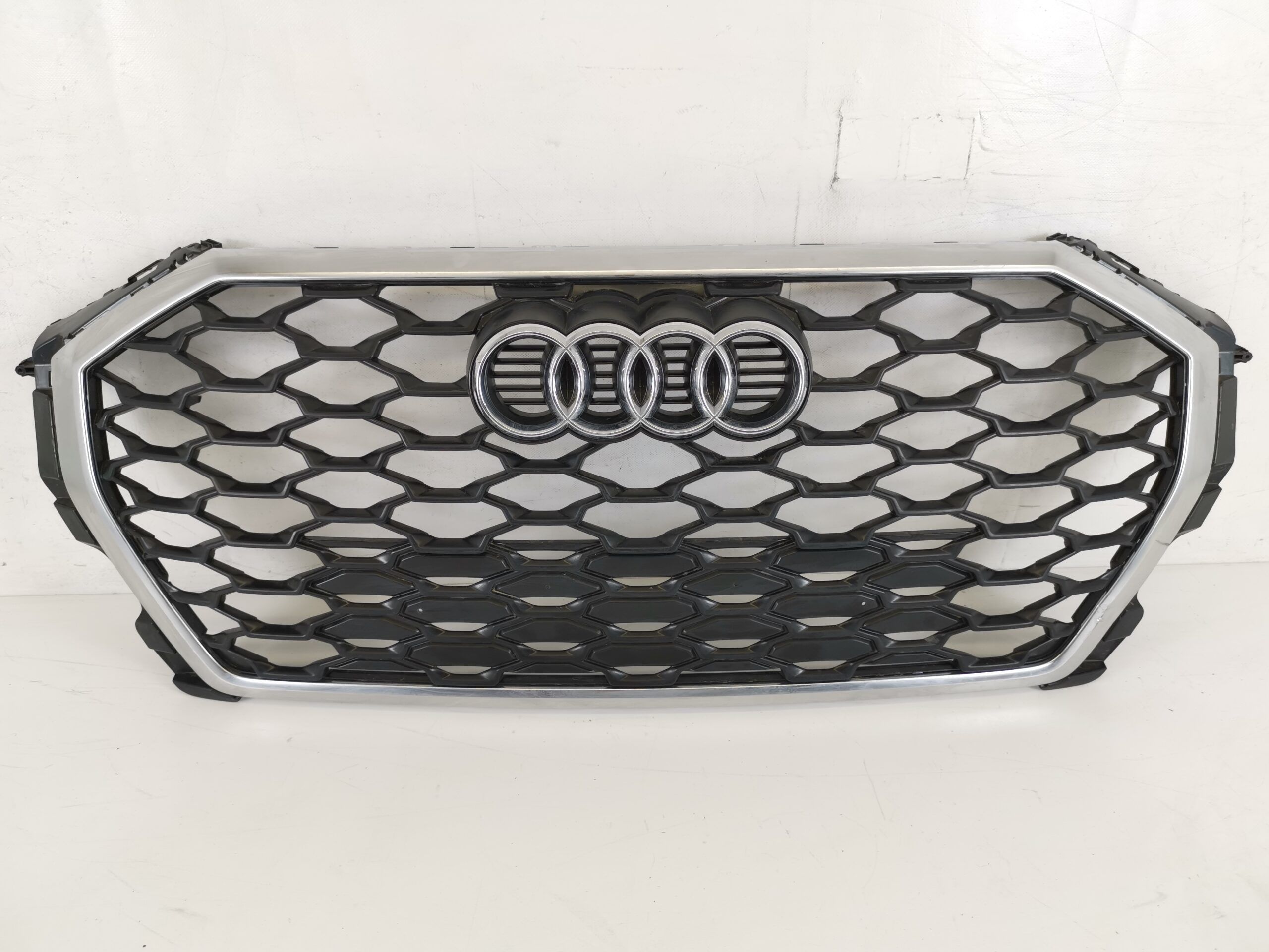 Ауди Кю3 / Audi Q3 Оригинална централна решетка в добро състояние