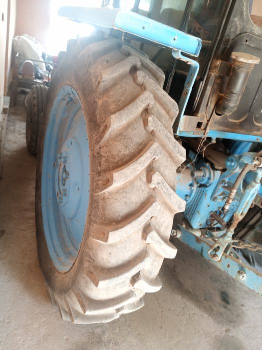 Traktor t28  sotiladi