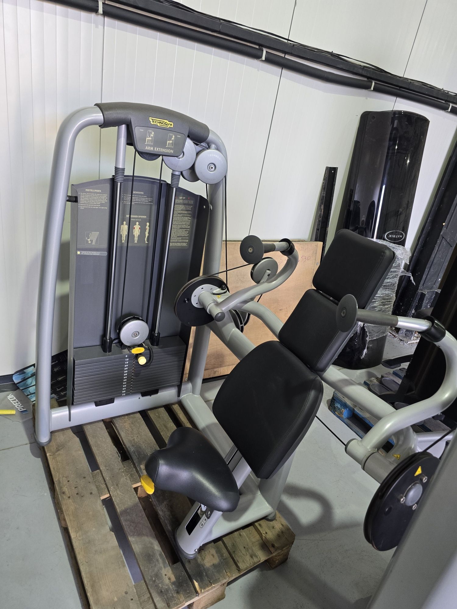 Technogym triceps mashine машина за трицепс на техноджим