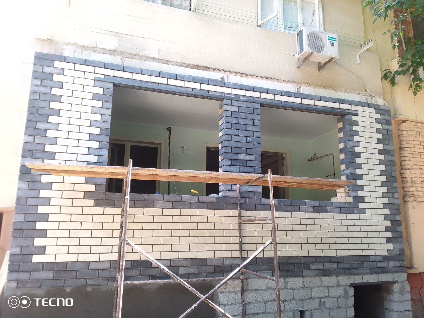 Кладка кирпича аблецовка и прастой  балкона и забор