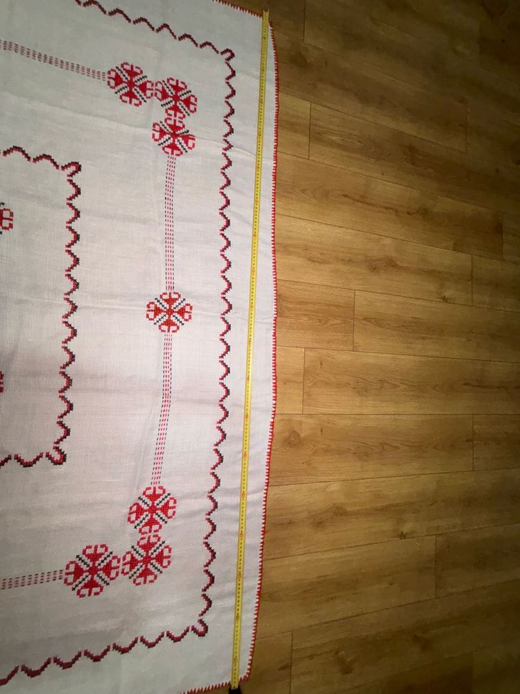 Mileuri sj fata de masa brodata Pitesti